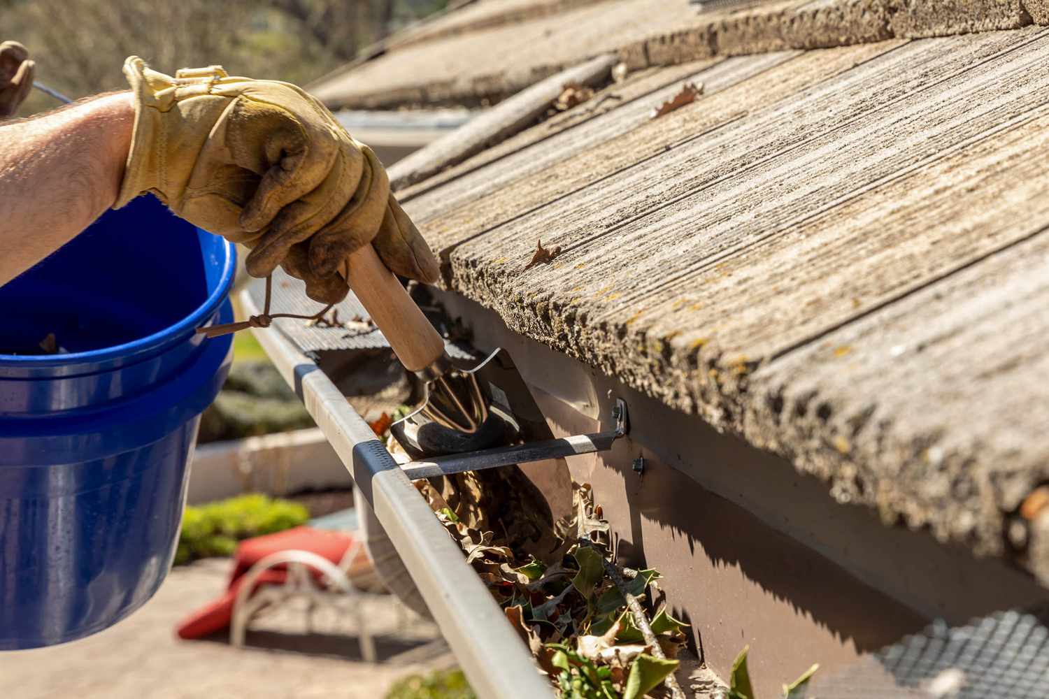 You are currently viewing How to Clean Rain Gutters: 10 Gutter Cleaning Tips