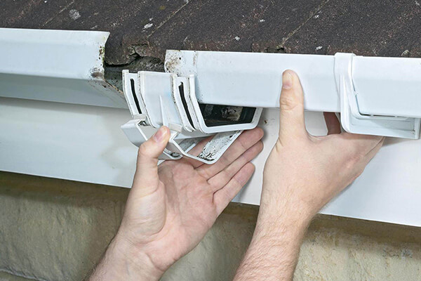 You are currently viewing When to DIY and When to Call the Pros: Your Gutter Repair Dilemma Solved